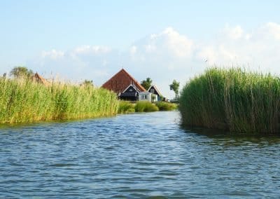 Varen met een bootje achter het vakantiehuisje